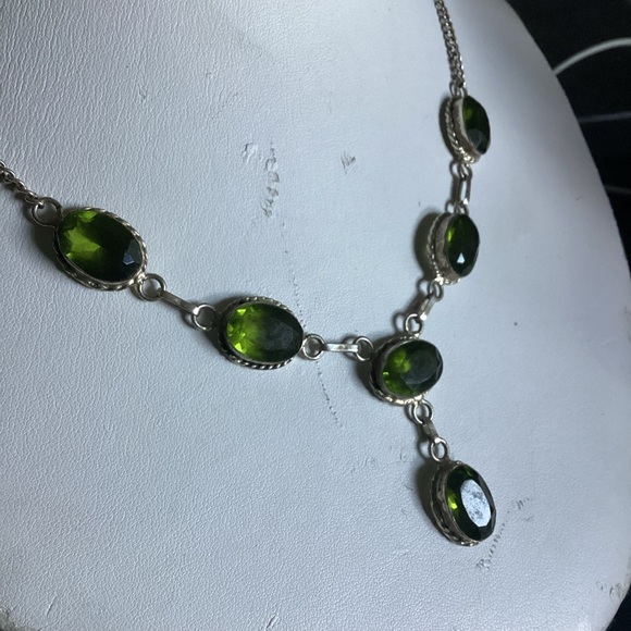 Unbranded Jewelry - 18” Romantic Y Necklace In Green Modern to Medieval